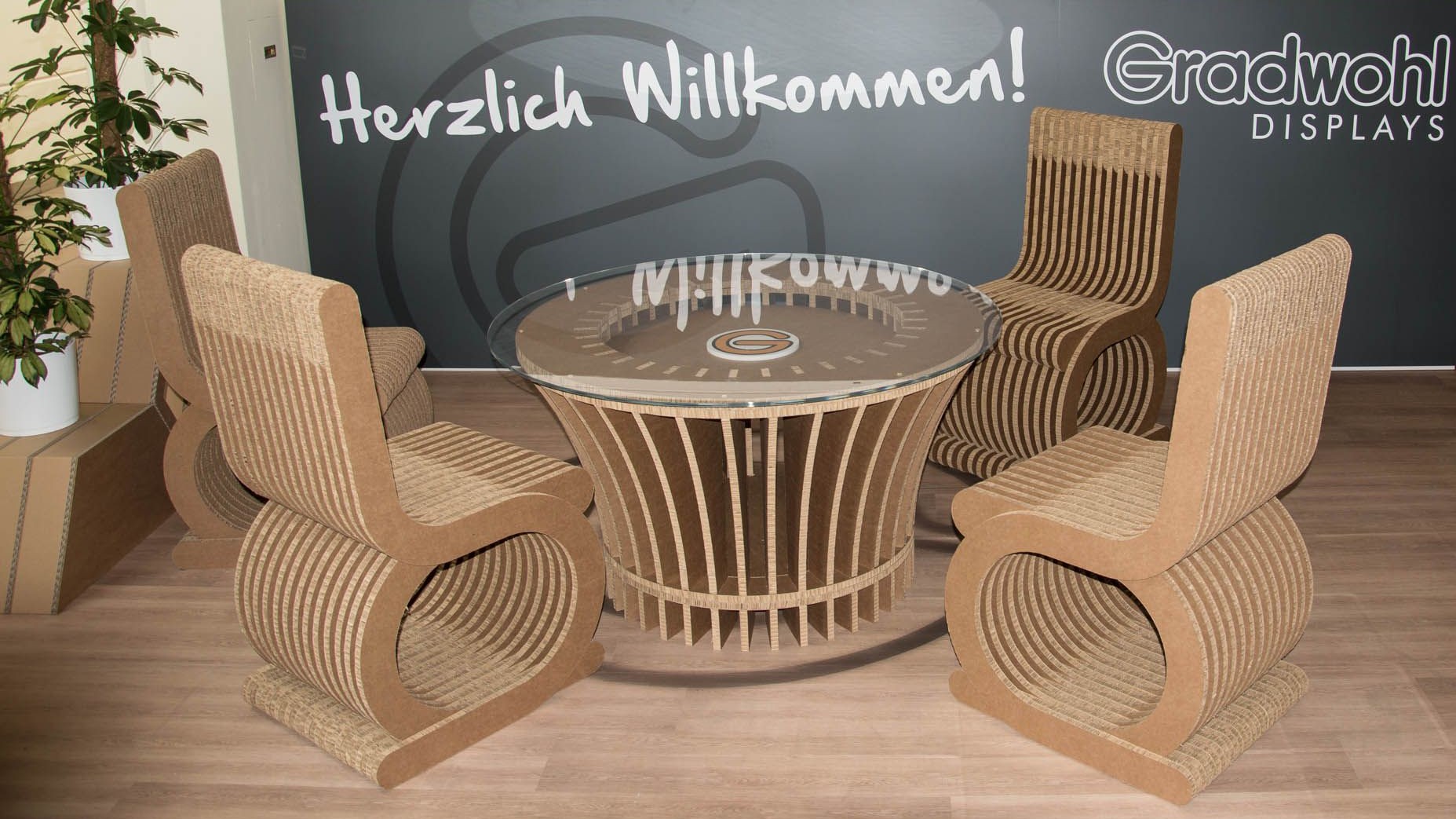 Sitzgruppe mit Tisch aus Wellpappe, jedes Element individuell bedruckbar